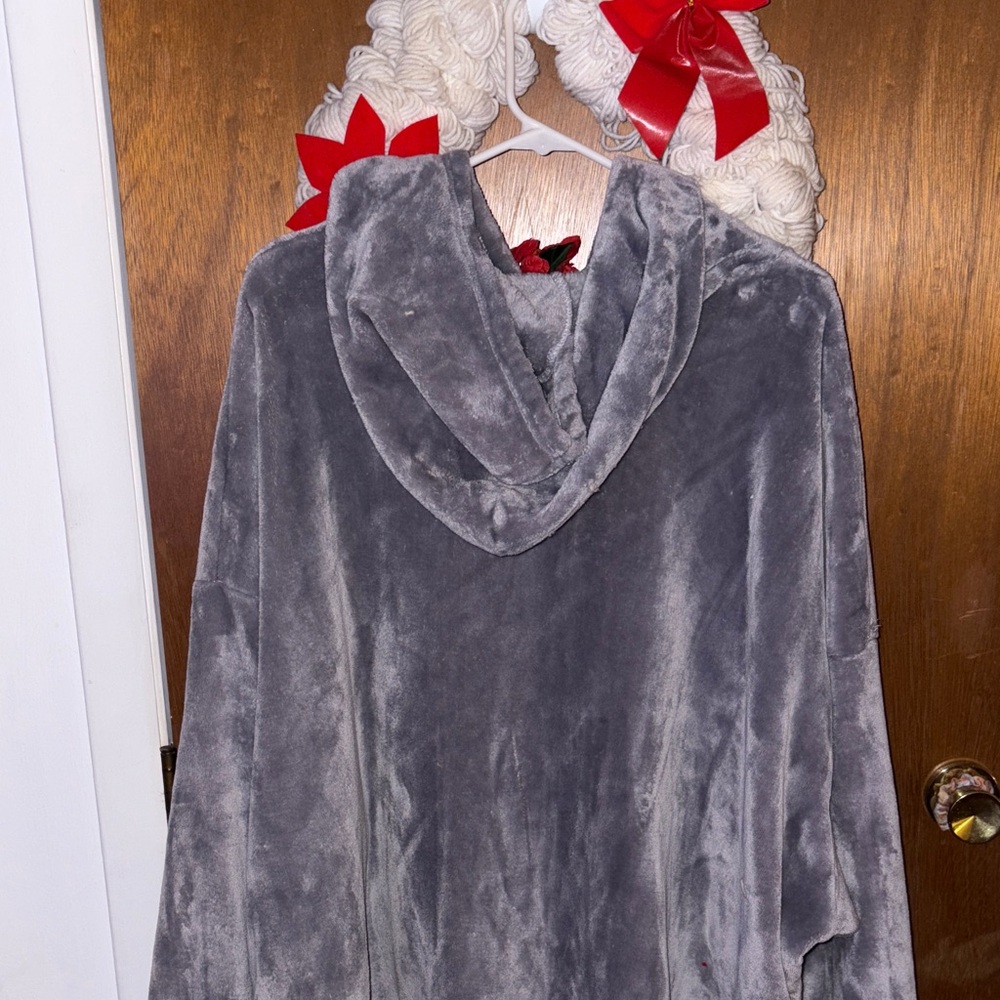 Comfy Gray Hooded Robe - Picture 6 of 6